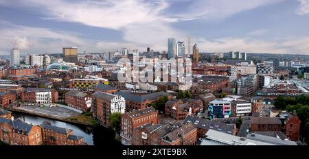 Ein Panoramablick auf das Stadtzentrum von Leeds mit Einkaufs- und Einkaufsvierteln neben dem Bahnhof Leeds bei Calls Landing on the Leeds to Liv Stockfoto