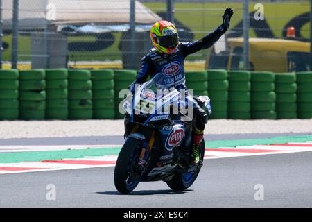 (55) Andrea Locatelli aus Italien vom Pata Prometeon Yamaha Team, Rides Yamaha YZF R1 grüßt die Fans während des FIM Motul Superbike World Championsh Stockfoto