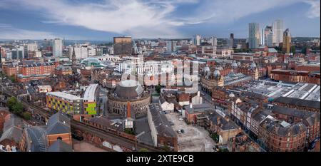 LEEDS, GROSSBRITANNIEN - 10. AUGUST 2024. . Ein Panoramablick auf das Stadtzentrum von Leeds mit Einkaufs- und Einkaufsvierteln, einschließlich der antiken Architektur von Stockfoto