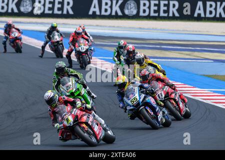 (1) Alvaro Bautista aus Spanien von Aruba.it Ducati Team, fährt Ducati Panigale V4R, gefolgt von (55) Andrea Locatelli aus Italien von Pata Prometeon Yama Stockfoto