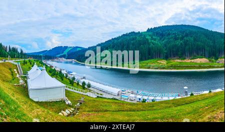 Panorama mit malerischen grünen Karpaten, bedeckt mit Nadelwäldern, Bergwiesen und Molodist-See im Tal, Bukovel, Ukraine Stockfoto