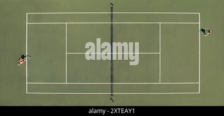 Luftaufnahme eines Tennisspiels auf einem Hartplatz mit zwei aktiven Spielern. Stockfoto