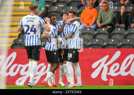 Sheffield Wednesday Stürmer Charlie McNeill (17) erzielt ein TOR 0-1 und feiert am 14. August 2024 beim Spiel Hull City FC gegen Sheffield Wednesday FC Carabao Cup Runde 1 im MKM Stadium, Hull, England, Großbritannien Credit: Every Second Media/Alamy Live News Stockfoto