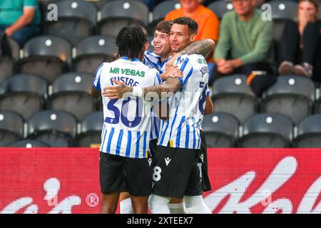 Sheffield Wednesday Stürmer Charlie McNeill (17) erzielt ein TOR 0-1 und feiert am 14. August 2024 beim Spiel Hull City FC gegen Sheffield Wednesday FC Carabao Cup Runde 1 im MKM Stadium, Hull, England, Großbritannien Credit: Every Second Media/Alamy Live News Stockfoto