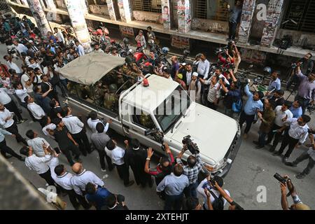 Soldaten der Bangladeschischen Armee stehen auf der Wache, während der ehemalige Justizminister Anisul Huq und der Berater des ehemaligen Premierministers Scheich Hasina Salman F Rahman am 14. August 2024 zum Chief Metropolitan Magistrate Court in Dhaka, Bangladesch, eskortiert werden. Das Gericht des Magistrats von Dhaka brachte Anisul Huq und Salman F Rahman in einem Mordfall in zehntägiger Untersuchungshaft. Stockfoto