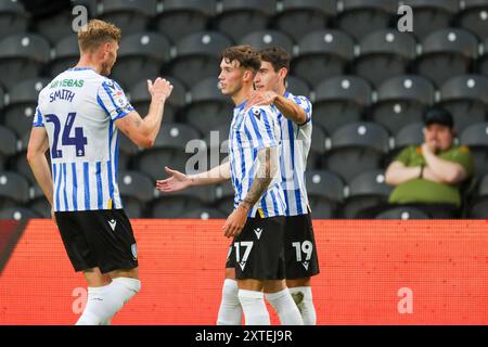 Sheffield Wednesday Stürmer Charlie McNeill (17) erzielt ein TOR 1-2 und feiert Sheffield Wednesday Stürmer Michael Smith (24) Sheffield Wednesday Mittelfeldspieler Olaf Kobacki (19) während des Spiels Hull City FC gegen Sheffield Wednesday FC Carabao Cup Runde 1 im MKM Stadium, Hull, England, Großbritannien am 14. August 2024 Credit: Every Second Media/Alamy Live News Stockfoto