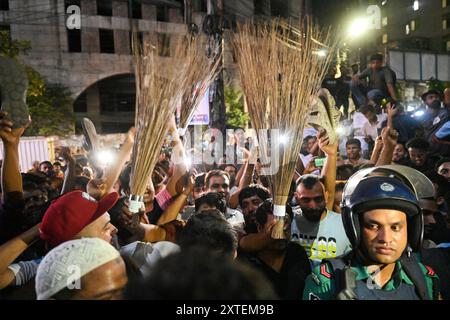 Bangladesch protestiert gegen die Forderung nach Gerechtigkeit vor dem Gericht, wo der ehemalige Justizminister Anisul Huq und der Berater des ehemaligen Premierministers Sheikh Hasina Salman F Rahman am 14. August 2024 vor dem Gericht des Chief Metropolitan Magistrate (CMM) in Dhaka, Bangladesch, stehen. Das Gericht des Magistrats von Dhaka brachte Anisul Huq und Salman F Rahman in einem Mordfall in zehntägiger Untersuchungshaft. Stockfoto