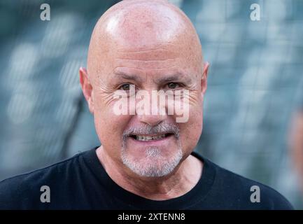 Baltimore, USA. August 2024. BALTIMORE, MD - 13. AUGUST: Mike Rizzo, General Manager der Washington Nationals, vor einem MLB-Spiel zwischen den Baltimore Orioles und den Washington Nationals am 13. August 2024 im Orioles Park at Camden Yards in Baltimore, Maryland. (Foto: Tony Quinn/SipaUSA) Credit: SIPA USA/Alamy Live News Stockfoto