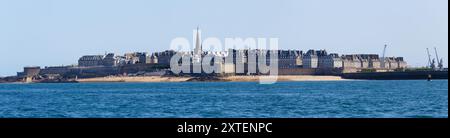 Blick auf die ummauerte historische Stadt Saint-Malo von Dinard, Bretagne, Frankreich Stockfoto