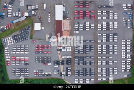 Viele neue Autos stehen auf dem Parkplatz über der Draufsicht des Händlers Stockfoto