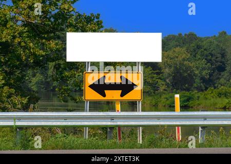 Horizontale Aufnahme eines Straßenschildes mit zwei-Wege-Pfeil und leerem Schild oben mit Kopierraum. Stockfoto