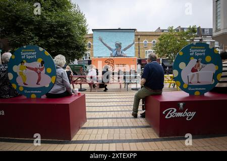 Die Menschen sehen die Olympischen Spiele 2024 in Paris, die von drei Internet-Breitbandanbietern Wimbledon, Südwest-London, SW19, England, UK Stockfoto