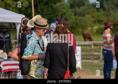 Abseits der Bühne beim Maverick Americana Musikfestival 2018 im ländlichen Suffolk Hank Wangford mit Strohhut, Sonnenbrille und hellem Hemd mit Freundinnen Stockfoto