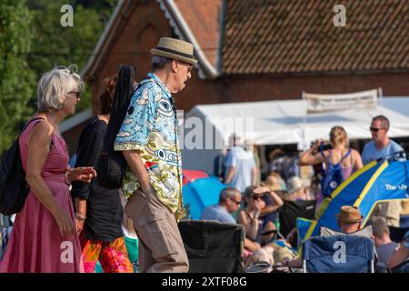 Abseits der Bühne beim Maverick Americana Musikfestival 2018 im ländlichen Suffolk Hank Wangford mit Strohhut, Sonnenbrille und hellem Hemd mit Freundinnen Stockfoto