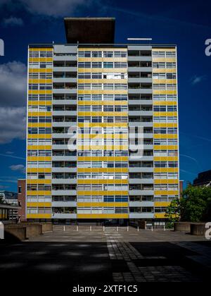 Great Arthur House auf dem Golden Lane Estate in der City of London. Ein 16-geschossiger Wohnblock wurde 1956 fertiggestellt. Architekten Chamberlin, Powell und Bon. Stockfoto