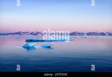 Abendlicht und Eisberge im Scoresby Sound, Ostgrönland Stockfoto