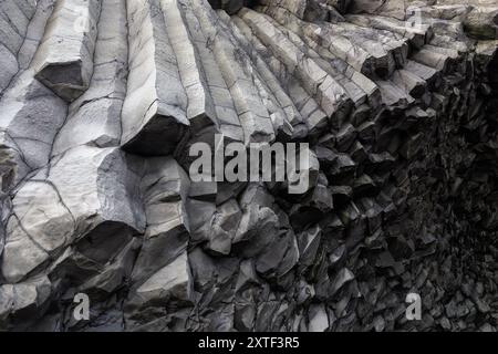 Sechseckige Basalt-Säulen aus nächster Nähe der Decke der Halsanefshellir-Höhle am schwarzen Sandstrand Reynisfjara, Island. Stockfoto