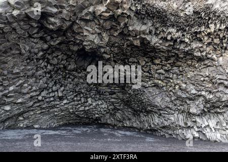 Halsanefshellir-Höhle aus Basaltsäulen am schwarzen Sandstrand Reynisfjara, Island, Innenansicht der Höhle. Stockfoto