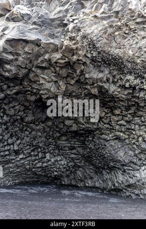 Halsanefshellir-Höhle aus Basaltsäulen am schwarzen Sandstrand Reynisfjara, Island, Innenansicht der Höhle. Stockfoto