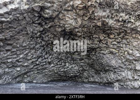 Halsanefshellir-Höhle aus Basaltsäulen am schwarzen Sandstrand Reynisfjara, Island, Innenansicht der Höhle. Stockfoto