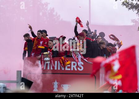 Liverpool Football Club Siegesparade durch die Straßen der Stadt, bei der der Ligapokal und die Trophäen des FA Cup gefeiert werden. Spieler im offenen Bus Stockfoto