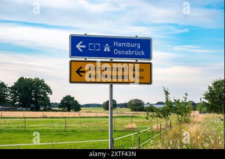 Kirchseelte, Niedersachsen, Deutschland, 15. Juli 2024 - Straßenschilder in Richtung Autobahn und Autobahn Stockfoto