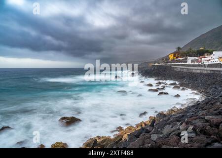 Eine atemberaubende Langzeitaufnahme der Garachico-Küste im Norden Teneriffas, den Kanarischen Inseln, Spanien mit dramatischen Wolken und stürzenden Wellen. Stockfoto