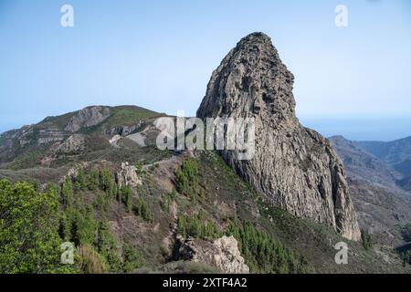 Erkunden Sie die atemberaubende Landschaft des Roque de Agando in La Gomera, Kanarische Inseln, mit seinen majestätischen Felsformationen und üppigem Grün. Perfekt für Natur Stockfoto