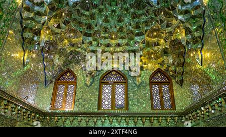 Shiraz, Iran - 4. Mai 2019: Innenarchitektur des Schreins und Mausoleums des Schreins und des Mausoleums, der Spiegelmoschee, in Grün mit zahlreichen Spiegeln dekoriert Stockfoto