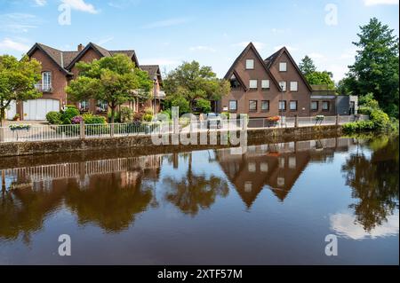 Oldenburg, Niedersachsen, Deutschland, 15. Juli 2024 - Häuser spiegeln sich im Wasser der Hunte Stockfoto