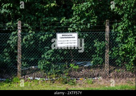 Kirchseelte, Niedersachsen, Deutschland, 15. Juli 2024 - Warnschild für eine militärische Domäne, Zugang verboten, Feuerwaffen werden verwendet Stockfoto