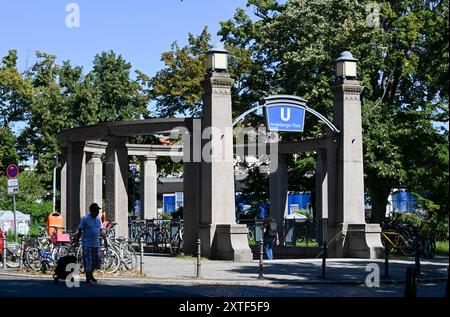 Berlin, Deutschland. August 2024. Der Eingang zur U-Bahn-Station Heidelberger Platz am Heidelberger Platz. Quelle: Jens Kalaene/dpa/Alamy Live News Stockfoto