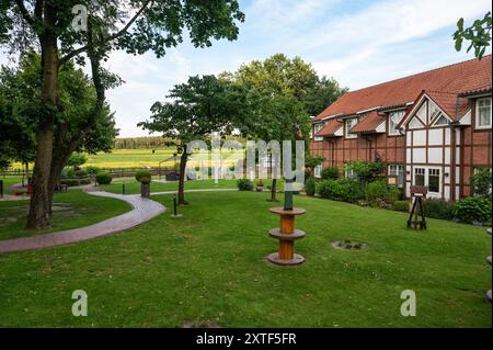 Kirchseelte, Niedersachsen, Deutschland, 15. Juli 2024 - Garten und Haus des 3 Mädel House Hotels Stockfoto