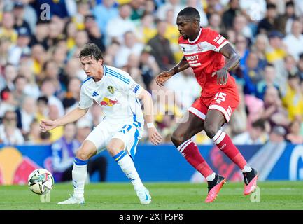 Brenden Aaronson von Leeds United (links) und Anfernee Dijksteel von Middlesbrough kämpfen um den Ball während des Spiels der ersten Runde des Carabao Cup in der Elland Road, Leeds. Bilddatum: Mittwoch, 14. August 2024. Stockfoto