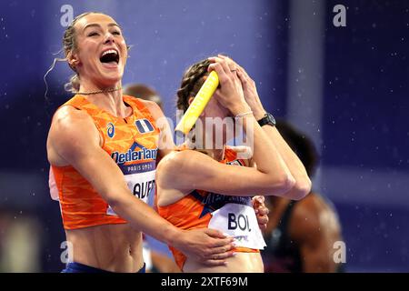 PARIS, FRANKREICH - 03. AUGUST: Lieke Klaver aus den Niederlanden, Femke Bol aus den Niederlanden feiert den Goldgewinn beim 4 x 400 m Relay Mixed Finale am 8. Tag der Olympischen Spiele 2024 im Stade de France am 03. August 2024 in Paris, Frankreich. © diebilderwelt / Alamy Stock Stockfoto