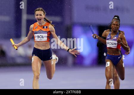 PARIS, FRANKREICH - 03. AUGUST: die niederländische Femke Bol (C) feiert, als sie die Ziellinie überquert und vor Kaylyn Brown (R) für den Goldgewinn beim 4 x 400 m Relay Mixed Finale am 8. Tag der Olympischen Spiele 2024 in Paris, Frankreich, im Stade de France am 03. August 2024 gewinnt. © diebilderwelt / Alamy Stock Stockfoto
