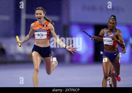 PARIS, FRANKREICH - 03. AUGUST: die niederländische Femke Bol (C) feiert, als sie die Ziellinie überquert und vor Kaylyn Brown (R) für den Goldgewinn beim 4 x 400 m Relay Mixed Finale am 8. Tag der Olympischen Spiele 2024 in Paris, Frankreich, im Stade de France am 03. August 2024 gewinnt. © diebilderwelt / Alamy Stock Stockfoto