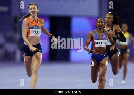 PARIS, FRANKREICH - 03. AUGUST: die niederländische Femke Bol (C) feiert, als sie die Ziellinie überquert und vor Kaylyn Brown (R) für den Goldgewinn beim 4 x 400 m Relay Mixed Finale am 8. Tag der Olympischen Spiele 2024 in Paris, Frankreich, im Stade de France am 03. August 2024 gewinnt. © diebilderwelt / Alamy Stock Stockfoto