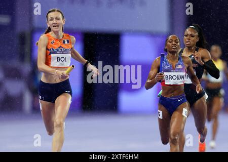 PARIS, FRANKREICH - 03. AUGUST: die niederländische Femke Bol (C) feiert, als sie die Ziellinie überquert und vor Kaylyn Brown (R) für den Goldgewinn beim 4 x 400 m Relay Mixed Finale am 8. Tag der Olympischen Spiele 2024 in Paris, Frankreich, im Stade de France am 03. August 2024 gewinnt. © diebilderwelt / Alamy Stock Stockfoto