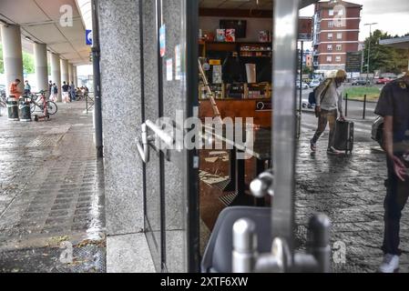 Torino, Italien. August 2024. Danni provocati dal maltempo presso il bar della stazione ferroviaria Lingotto a Torino, Italia. Mercoledì 14 agosto 2024 - Cronaca - ( Foto Matteo SECCI/LaPresse ) Schäden durch schweren Regen an der Bar des Bahnhofs Lingotto in Turin, Italien. - Mittwoch, 14. august 2024 - News - ( Foto Matteo SECCI/LaPresse ) Credit: LaPresse/Alamy Live News Stockfoto