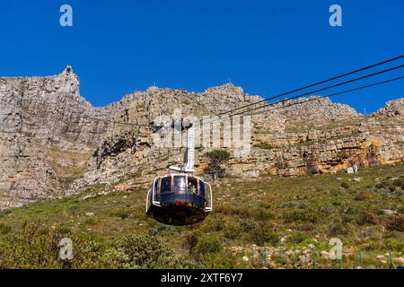 Foto einer Straßenbahn, die an einem wunderschönen Wintermorgen in Richtung Tafelberg in Kapstadt, Südafrika fährt. Stockfoto