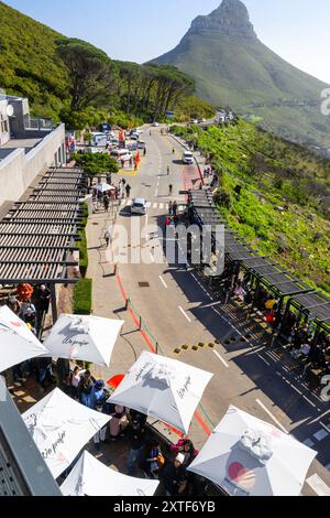 Touristen warten in der Schlange, bis sie an der Reihe sind, um mit der Seilbahn den Tafelberg hinauf zu fahren. Kapstadt, Südafrika aus dem unteren Straßenbahngebiet am Tafelberg Stockfoto