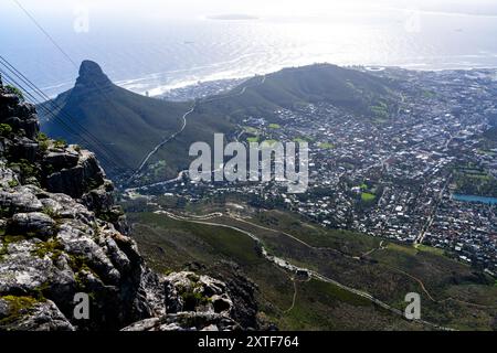 Foto von Kapstadt, Südafrika, aufgenommen vom Tafelberg an einem wunderschönen Wintermorgen. Stockfoto