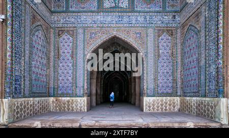 Shiraz, Iran - 4. Mai 2019: Unbekannte Touristenstände am Eingang der Gebetshalle in der Vakil-Moschee, Shabestan. Vakil bedeutet Regent, Titel von Karim K. Stockfoto