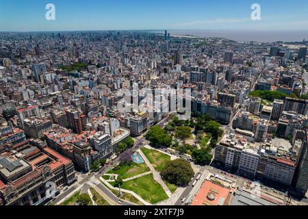 Buenos Aires, Argentinien - 08 08 2024: Wunderschöner Blick aus der Luft auf die Stadt Buenos Aires, beeindruckende Wahrzeichen in Argentinien Stockfoto