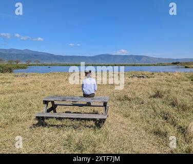 Eine Frau mit Blick auf den Ngorongoro-Krater in Tansania. Stockfoto