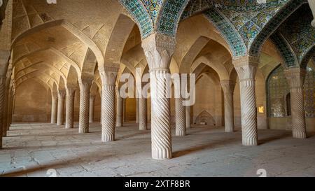 Shiraz, Iran - 4. Mai 2019: Gebetssaal der Vakil-Moschee mit Säulen. Vakil bedeutet Regent, Titel von Karim Khan, Gründer der Zand-Dynastie. Stockfoto