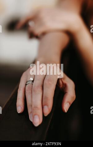 Elegante Damenhand mit Diamantring am Finger, Schmuckdetails aus Weißgold Stockfoto