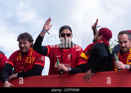 Jurgen Klopp, Manager des Liverpool Football Clubs bei einer Siegesparade durch die Straßen der Stadt, bei der die Siege der Pokale der Liga und des FA Cup gefeiert werden Stockfoto