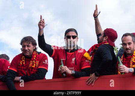 Jurgen Klopp, Manager des Liverpool Football Clubs bei einer Siegesparade durch die Straßen der Stadt, bei der die Siege der Pokale der Liga und des FA Cup gefeiert werden Stockfoto